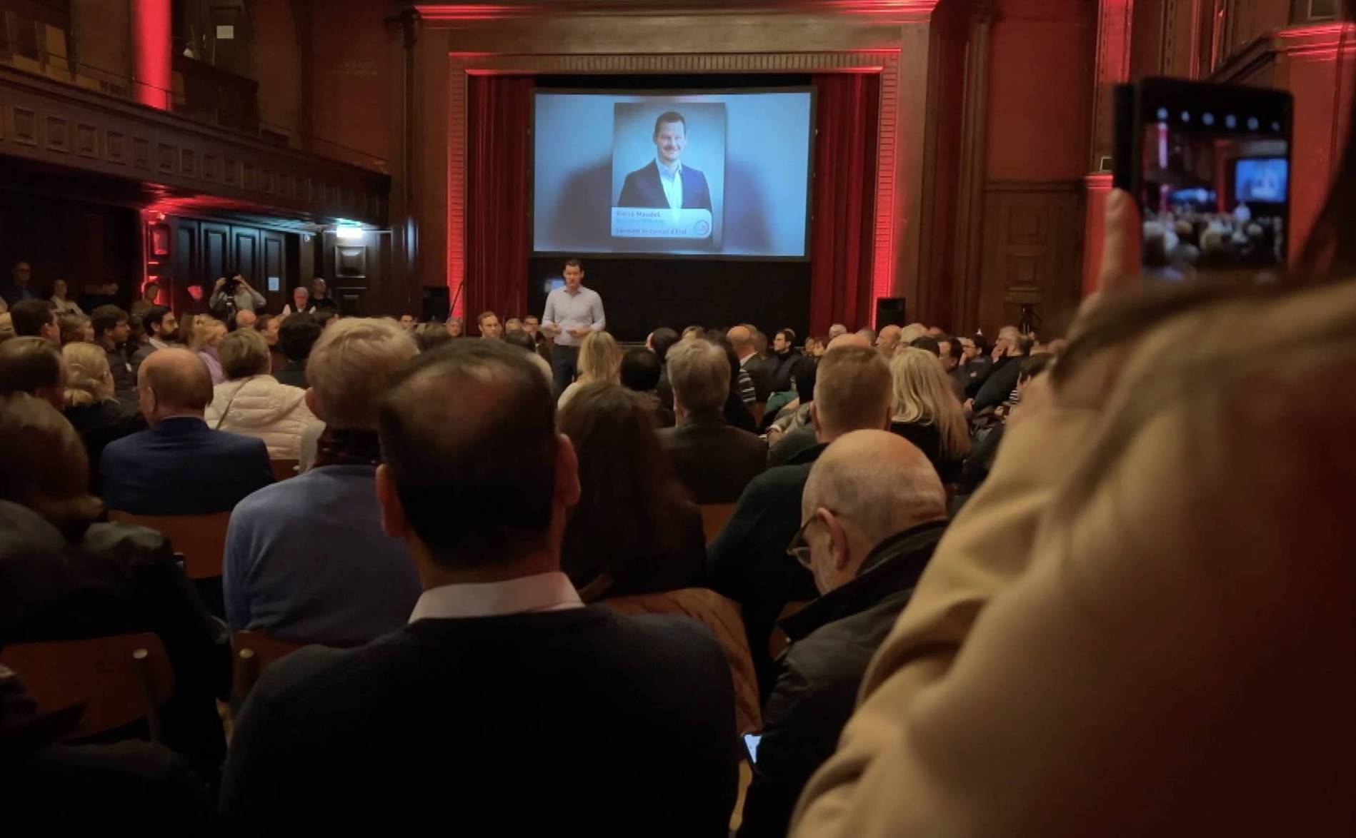 Pierre Maudet mobilise ses troupes à la salle du Faubourg