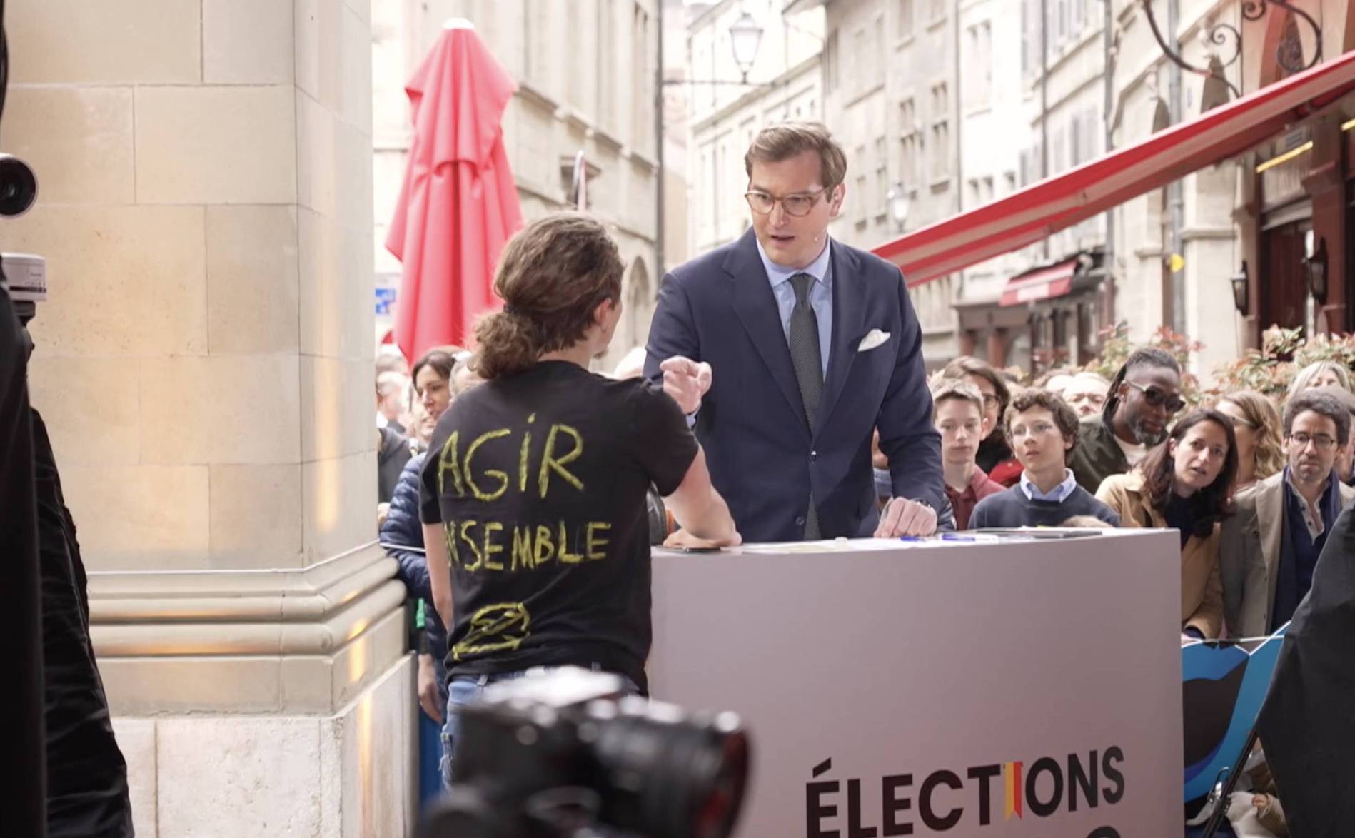 Un activiste du climat se colle la main au plateau de Léman Bleu