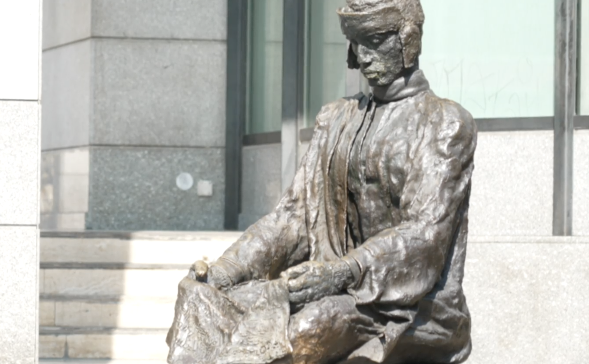 La statue qui rend hommage aux travailleurs clandestins