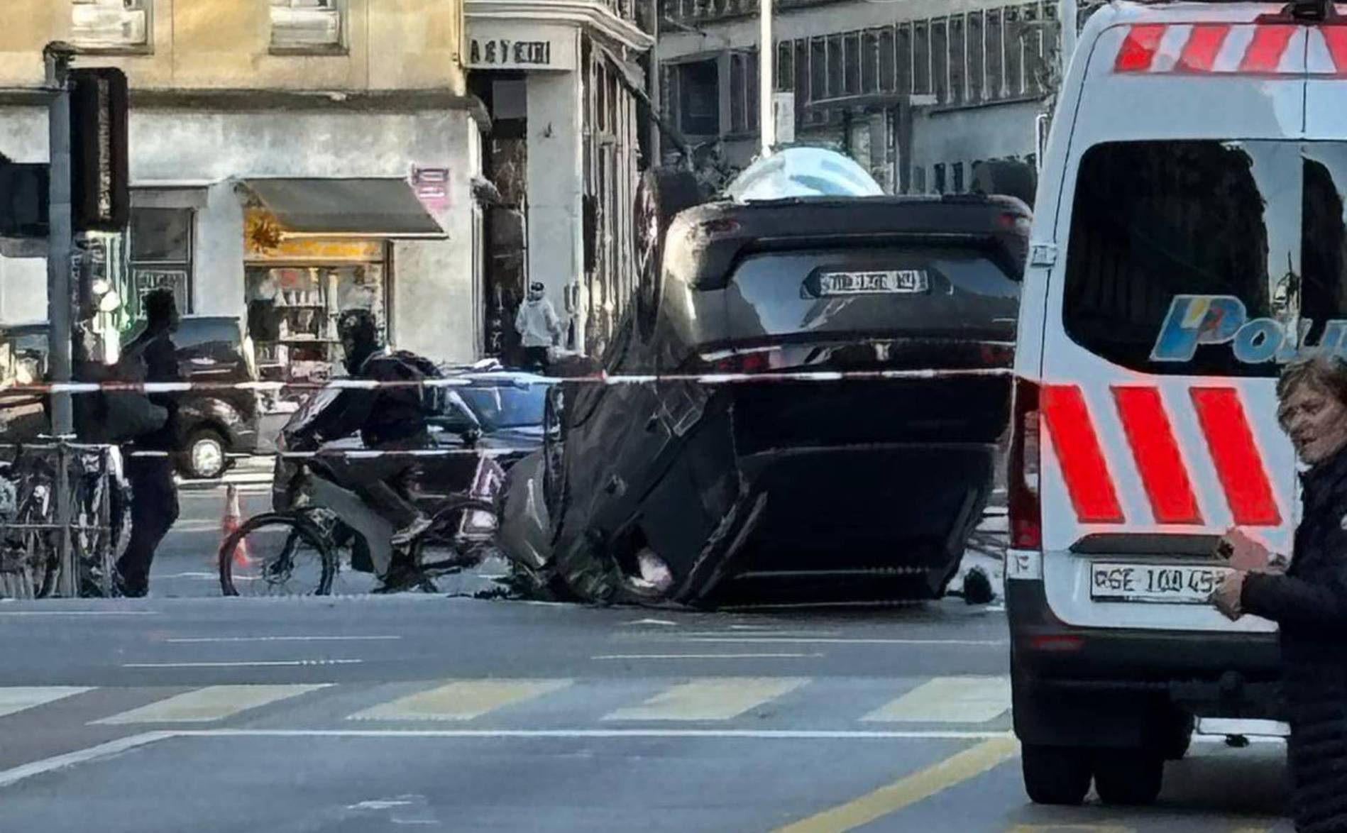 Un spectaculaire accident aux Eaux-Vives fait deux blessés
