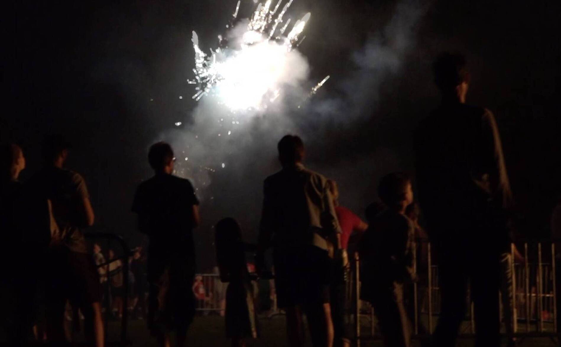 Feux d'artifice controversés, des communes font de la résistance