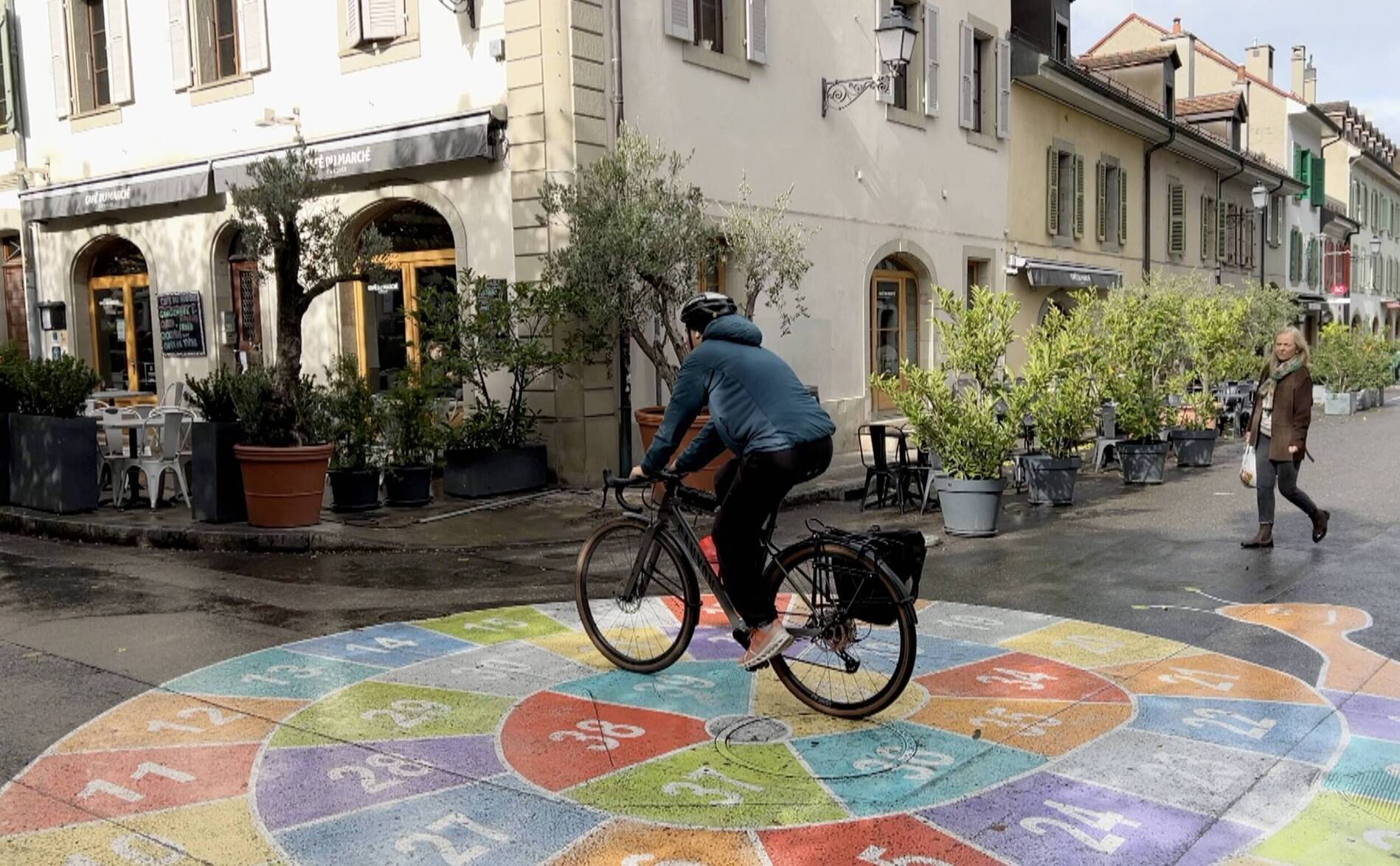 À Carouge, les vélos et trottinettes électriques sont exclus de certaines rues