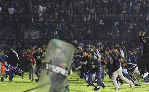 Au moins 127 morts lors de violences pendant un match de foot
