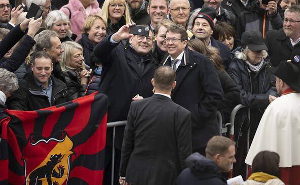 Albert Rösti fêté par les siens sur la Place fédérale