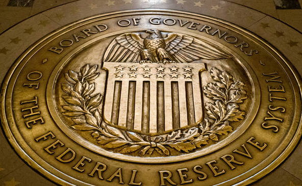 La Fed pointe des risques accrus sur l'emploi et les prix