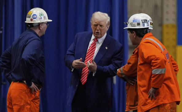 Trump annonce vouloir doubler la surtaxe sur l'acier importé