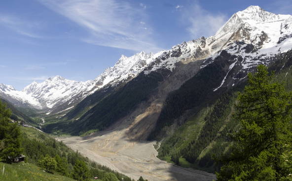 Au-dessus de Blatten, le Petit Nesthorn demeure en mouvement