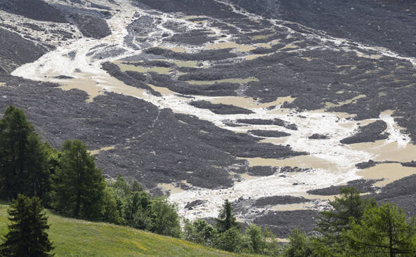 Au-dessus de Blatten, le Petit Nesthorn demeure en mouvement