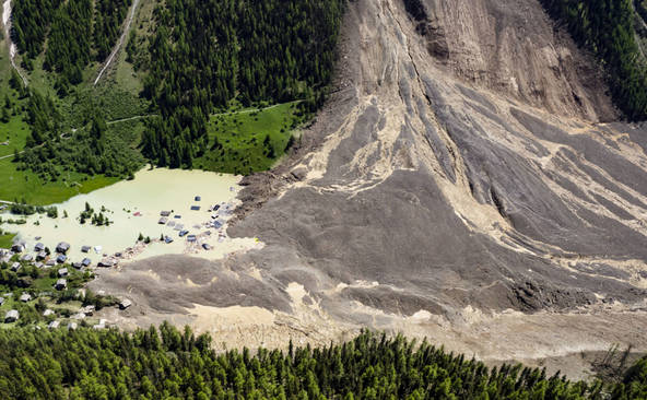 Jusqu'à 100 mètres de haut d'éboulis à Blatten