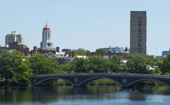 Harvard conteste en justice l'interdiction des étudiants étrangers