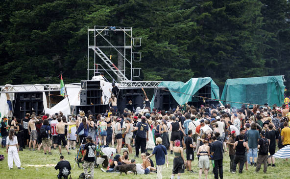 Rave-party illégale en cours avec 2000 personnes à Malleray (BE)