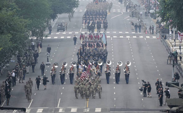 Début de la parade militaire rêvée par Trump à Washington