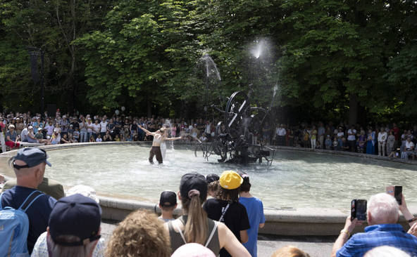 Parade à Fribourg pour les 100 ans de la naissance de Jean Tinguely