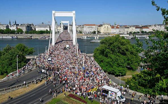 Très forte affluence à la marche des fiertés interdite à Budapest