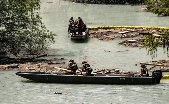 Blatten: le bois flottant récolté par l'armée brûlé à l'air libre
