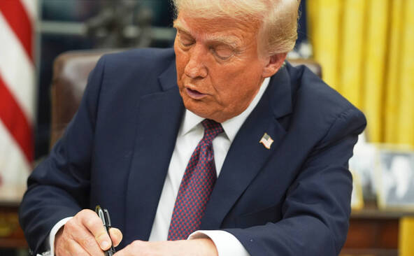 Trump annonce 35% de surtaxes douanières sur les produits canadiens