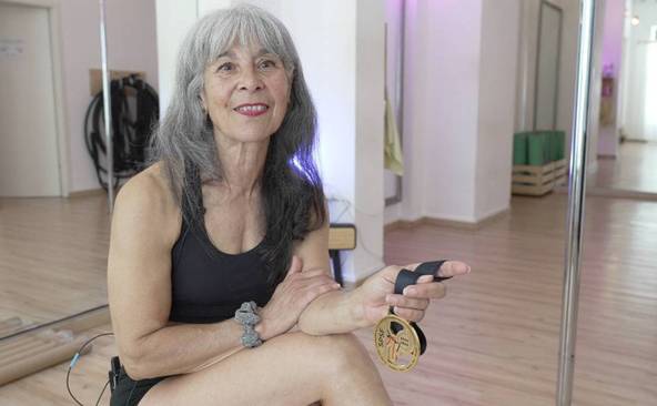 Une grand-mère genevoise championne de pole dance