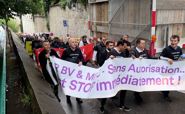 Les taxis réclament l'arrêt immédiat des activités d'Uber
