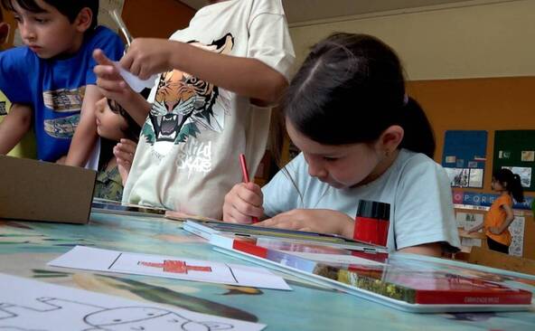 Fête des écoles: les 2P de l'école des Crêts bricolent la Suisse à leur façon