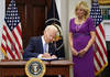 Biden signe la loi qui vise à limiter les violences par arme à feu