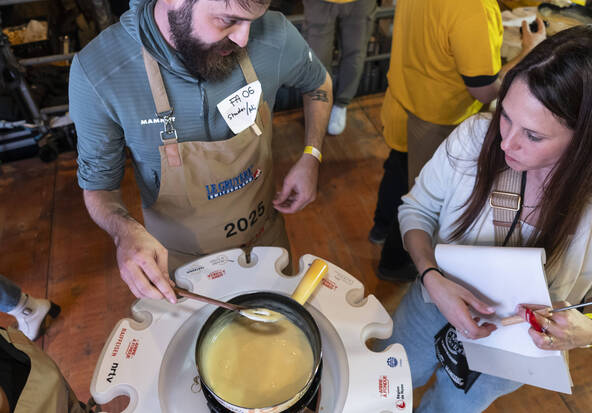 Champions du monde de la fondue titrés à Tartegnin (VD)