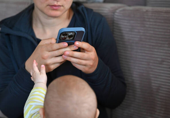 Aucun lien entre téléphone portable et cancer démontré, dit l'ANSES