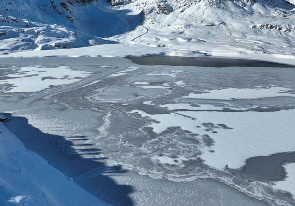 La glace d'un lac rompt près du col de la Bernina (GR): un mort