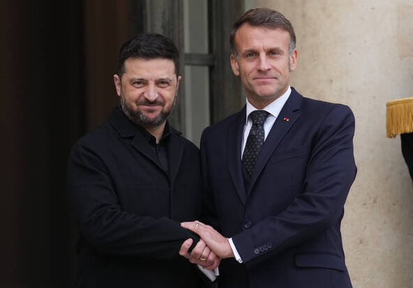 Macron annonce qu'il va rencontrer Zelensky, Starmer et Merz lundi