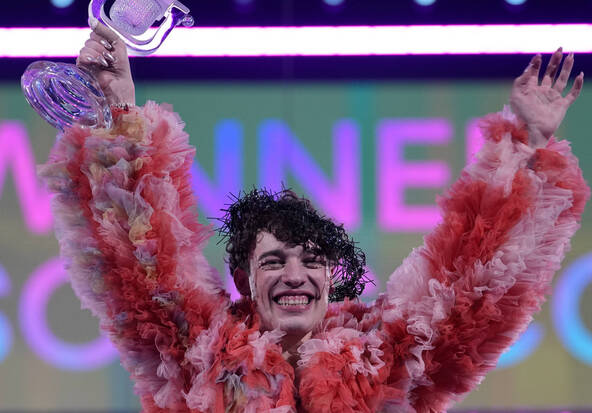 Nemo a retiré le trophée de l’Eurovision de son étagère