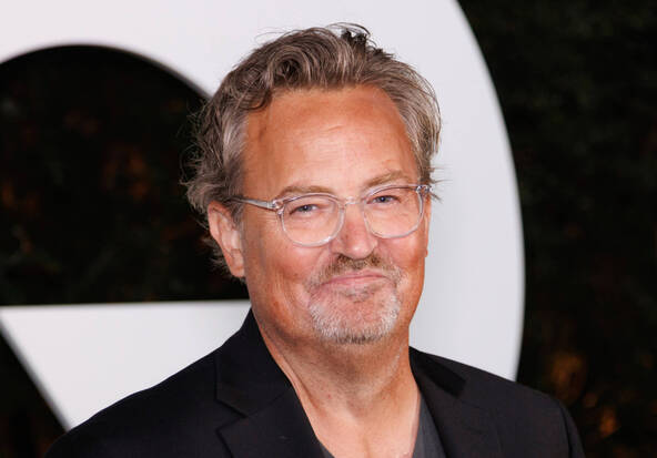 Un médecin lié à la mort de Matthew Perry assigné à résidence