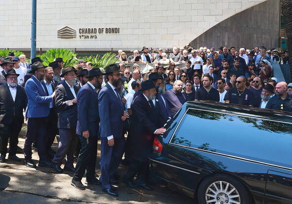 L'Australie commence à enterrer les victimes de Bondi