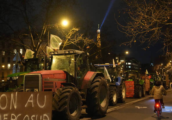Colère agricole: les tracteurs de la FNSEA quittent Paris