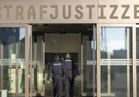 Ado poignardé à Aesch (BL): l'accusé de 19 ans devant les juges