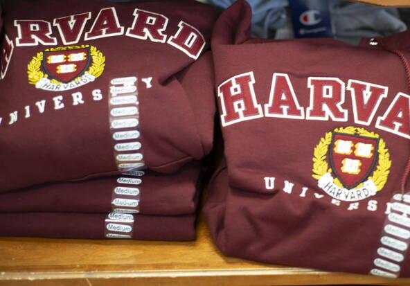 Trump réclame un milliard de dommages et intérêts à Harvard