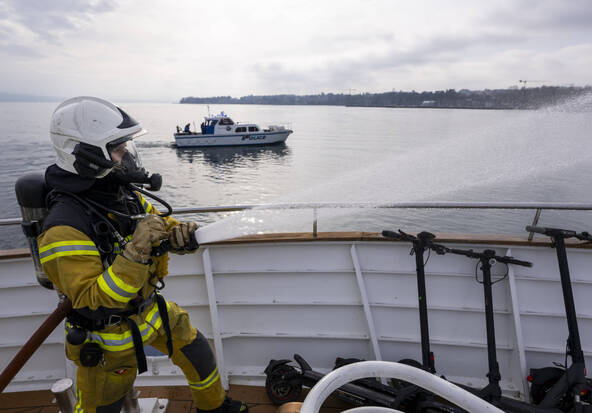Exercice de sauvetage sur un bateau de la CGN au large de Versoix