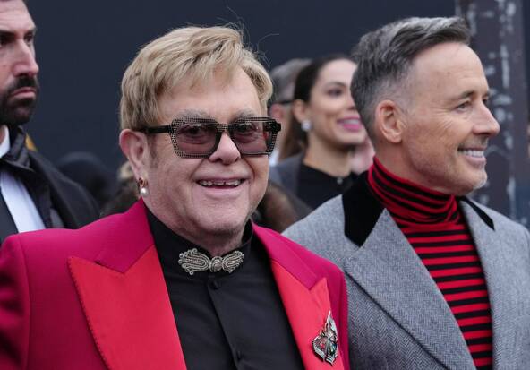 Elton John accuse le Daily Mail d'atteintes à sa vie privée