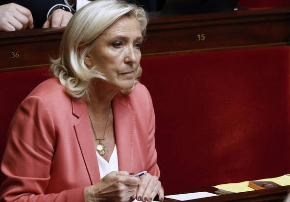 Présidentielle: Le Pen renoncera en cas de bracelet électronique