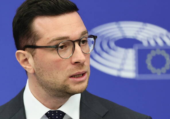 Bardella accuse Mélenchon de « relents fascistes »