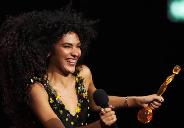 La pop-soul star britannique Olivia Dean triomphe aux Brit Awards