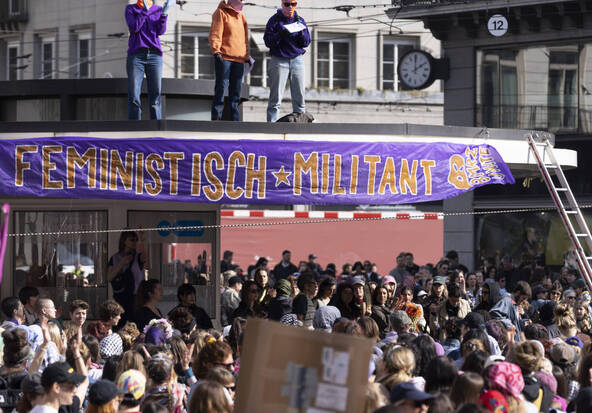 Près de 1000 femmes manifestent à Zurich: dégâts matériels