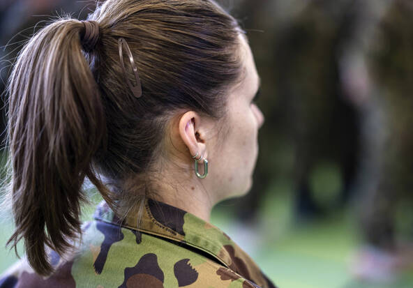 Les femmes faisant l'armée doivent être mieux payées