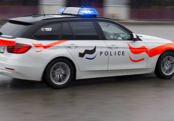 Un car postal a pris feu à Chiètres (FR), des blessés