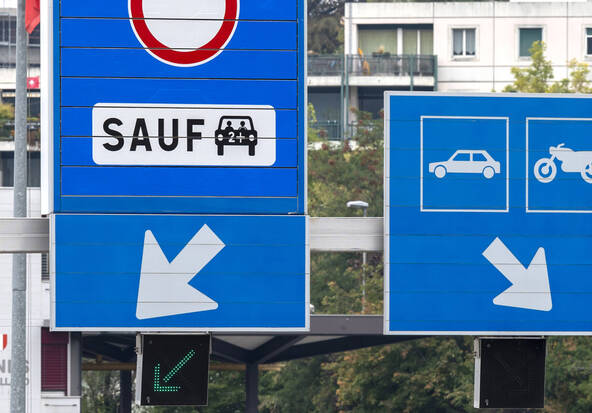 Une voie de covoiturage côté français à la douane de Bardonnex