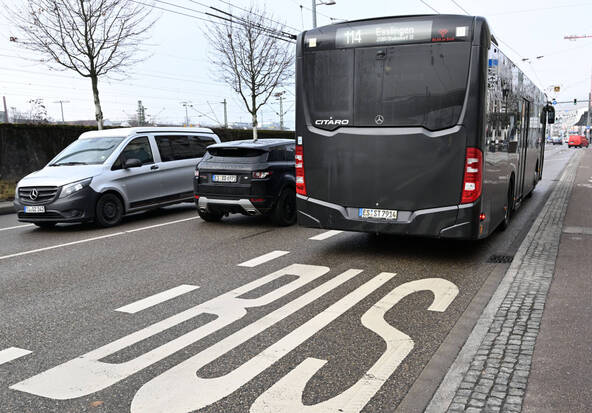 Un adolescent conduit sa petite amie à l'école dans un bus volé