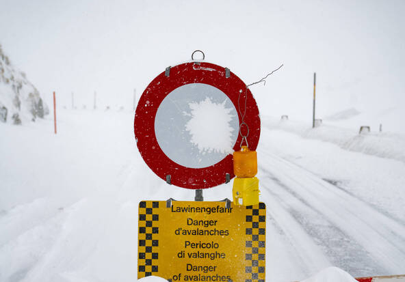 Fort danger d'avalanche, surtout au sud des Alpes