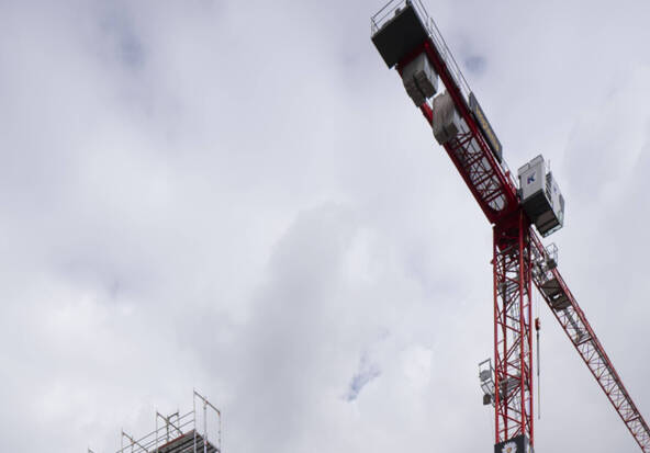 Un voleur tente d'échapper à la police en grimpant sur une grue