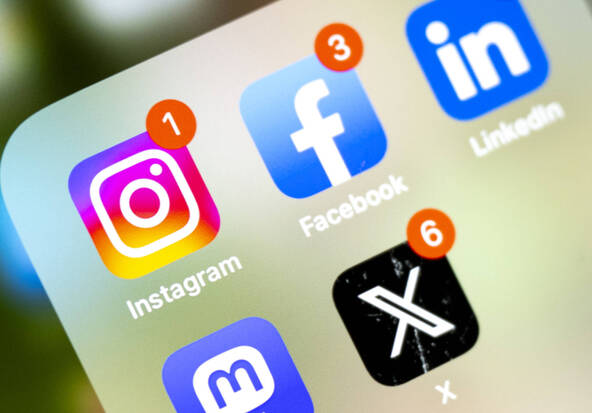 Royaume-Uni: l'interdiction de réseaux sociaux testée pour les ados