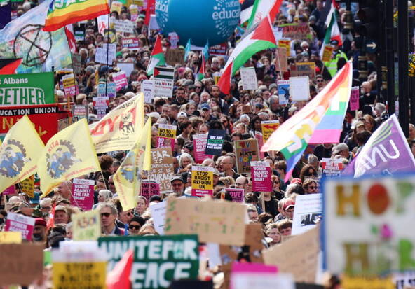 Londres: dizaines de milliers de manifestants contre l'extrême droite