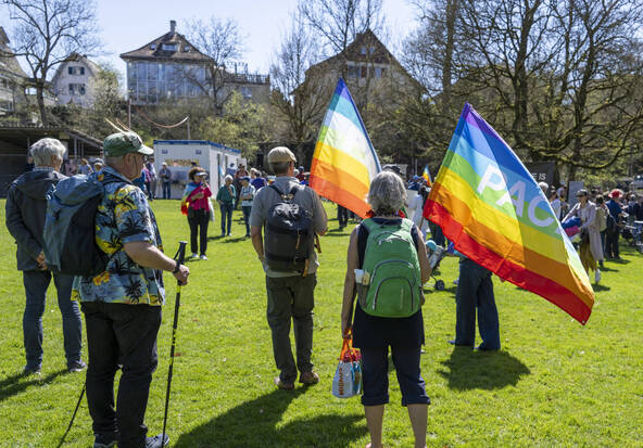 Des centaines de personnes à la Marche de Pâques contre la guerre