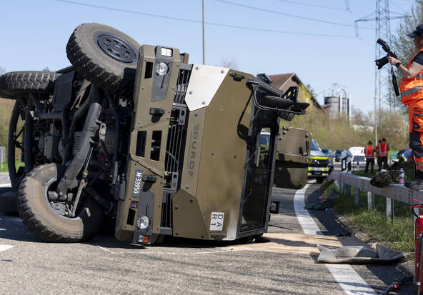 Un véhicule militaire Duro accidenté dans un giratoire à Hinwil